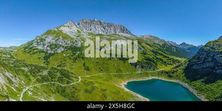 Wolkenloser Bergsommer im Lechquellengebirge rund um den Formarinsee Eindrucksvolle alpine Natur nahe der Freiburger Hütte in den Vo Dalaas Formarinse Stockfoto