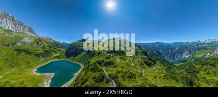 Wolkenloser Bergsommer im Lechquellengebirge rund um den Formarinsee Eindrucksvolle alpine Natur nahe der Freiburger Hütte in den Vo Dalaas Formarinse Stockfoto