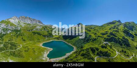 Wolkenloser Bergsommer im Lechquellengebirge rund um den Formarinsee Eindrucksvolle alpine Natur nahe der Freiburger Hütte in den Vo Dalaas Formarinse Stockfoto