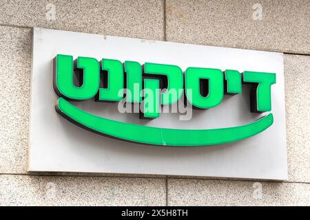 Tel Aviv, ISRAEL, 29. März 2024. Grünes Logo der israelischen Discount Bank an einer Wand Stockfoto