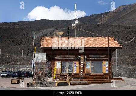 Souvenirladen am Ätna, aktiver Vulkan auf Sizilien, April 2024 Stockfoto