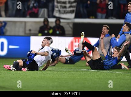 Bergamo, Italien. Mai 2024. Die Spieler von Atalanta feiern, nachdem sie am 9. Mai 2024 das Halbfinale der UEFA Europa League zwischen Atalanta und Olympique de Marseille in Bergamo, Italien, gewonnen haben. Quelle: Str/Xinhua/Alamy Live News Stockfoto