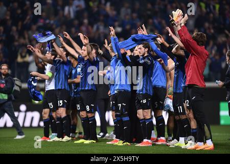 Bergamo, Italien. Mai 2024. Die Spieler von Atalanta feiern, nachdem sie am 9. Mai 2024 das Halbfinale der UEFA Europa League zwischen Atalanta und Olympique de Marseille in Bergamo, Italien, gewonnen haben. Quelle: Str/Xinhua/Alamy Live News Stockfoto