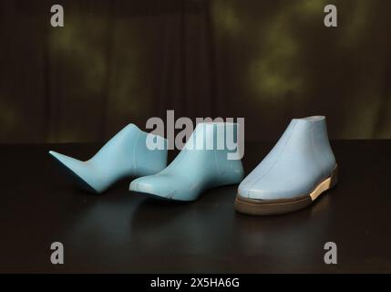 Auf dem Arbeitstisch isolierte Pflasterwerkzeuge Stockfoto