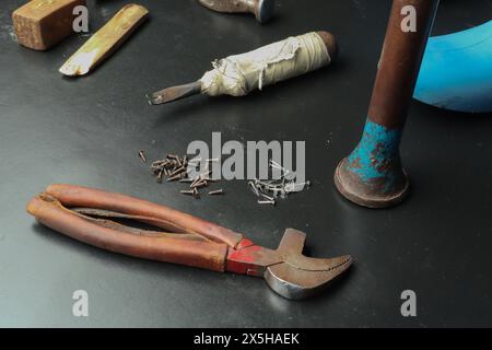 Auf dem Arbeitstisch isolierte Pflasterwerkzeuge Stockfoto