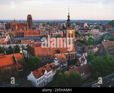 Blick auf die Altstadt vom Mercure Hotel mit Blick auf die Katharinenkirche im Vordergrund über den Radunia-Kanal, Polen Gdańsk Stockfoto