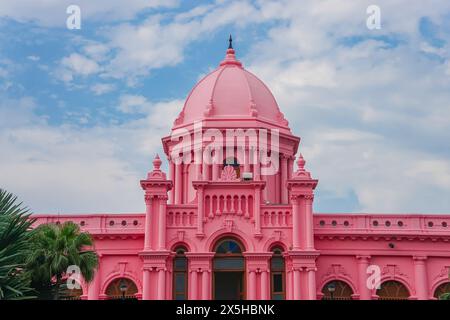 Ahsan Manzil ist ein Palast im Stadtteil Kumartoli in Dhaka, Bangladesch. Es war früher Residenz und Sitz des Nawab von Dhaka und wurde als Old Dhaka Heritage Site ausgewiesen. Stockfoto