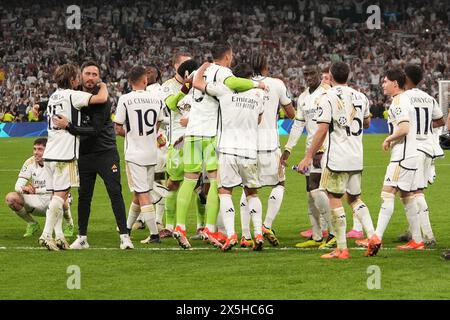 Madrid, Spanien. Mai 2024. Die Spieler von Real Madrid feiern den Sieg 2-1 während der UEFA Champions League, Halbfinale und des 2. Leg-Fußballspiels zwischen Real Madrid und Bayern München am 8. Mai 2024 im Santiago Bernabeu-Stadion in Madrid, Spanien Credit: Abaca Press/Alamy Live News Stockfoto