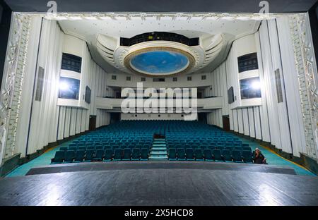 Blick auf den blau-weißen Auditorium von der Bühne. Am Usbekischen Nationalen Akademischen Theater in Taschkent, Usbekistan. Stockfoto