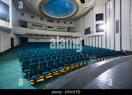 Blick auf den blau-weißen Auditorium von der Bühne. Am Usbekischen Nationalen Akademischen Theater in Taschkent, Usbekistan. Stockfoto