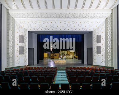 Blick auf die Bühne von den Sitzplätzen im Auditorium. Während der Probe. Am Usbekischen Nationalen Akademischen Theater in Taschkent, Usbekistan. Stockfoto