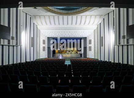 Blick auf die Bühne von den Sitzplätzen im Auditorium. Während der Probe. Am Usbekischen Nationalen Akademischen Theater in Taschkent, Usbekistan. Stockfoto