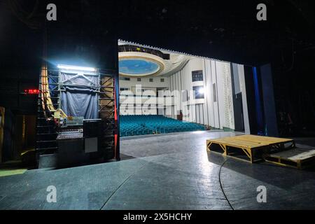 Der Blick von der Backstage, Blick auf die Zuschauersitze im Auditorium. Am Usbekischen Nationalen Akademischen Theater in Taschkent, Usbekistan. Stockfoto