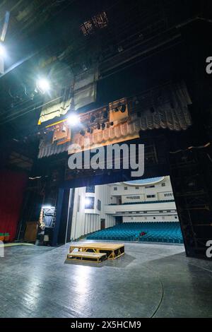 Der Blick von der Backstage, Blick auf die Zuschauersitze im Auditorium. Am Usbekischen Nationalen Akademischen Theater in Taschkent, Usbekistan. Stockfoto