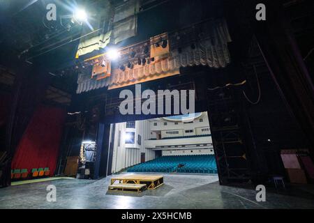 Der Blick von der Backstage, Blick auf die Zuschauersitze im Auditorium. Am Usbekischen Nationalen Akademischen Theater in Taschkent, Usbekistan. Stockfoto