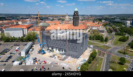 09.05.2024, Deutschland, Sachsen, Dresden, Blick auf das neue Verwaltungszentrum der Landeshauptstadt Dresden am Ferdinandplatz, dahinter das neue Rathaus Dresden mit dem Rathausturm am Dr.-Külz-Ring *** 09 05 2024, Germany, Sachsen, Dresden, Blick auf das neue Verwaltungszentrum der Landeshauptstadt Dresden am Ferdinandplatz, dahinter das neue Rathaus Dresden mit dem Rathausturm am Dr. Külz Ring Stockfoto