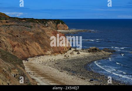 An der Nordostküste Englands zwischen Sunderland und Hartlepool befindet sich eine zerklüftete Küstenlinie, die das Fuchsloch-Gebiet von Easington Beach umfasst. Stockfoto