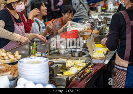 Lokaler Rübenkuchenhändler in Taichung, zweiter öffentlicher Markt. Der alte Markt war schon immer der Favorit von Rucksackreisenden, Stockfoto