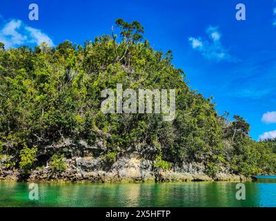 Eine ruhige, malerische Szene der natürlichen Elemente - Land, Himmel und Wasser - treffen sich in einer friedlichen, malerischen aussicht. Stockfoto