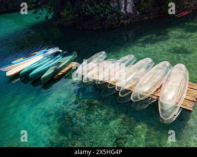 Nahaufnahme mehrerer Flusskajaks, die auf einem Fluss schwimmen. Stockfoto
