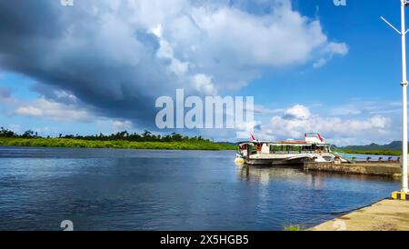 Touristenboote legten in einem der Tourismushäfen von Siargao an, um einheimische und ausländische Touristen in die verschiedenen schönen Reiseziele von Siargao zu bringen. Stockfoto