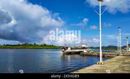 Das Touristenboot legte in einem der Tourismushäfen von Siargao an, um lokale und ausländische Touristen in die verschiedenen schönen Reiseziele von Siargao zu bringen. Stockfoto