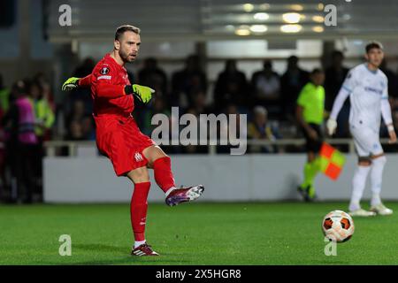 Europa League: Atalanta BC gegen Olympique Marseille Italien, Bergamo, 9. Mai 2024: Pau Lopez O. Marseille Pass auf dem Rückfeld in der ersten Hälfte während des Fußballspiels Atalanta BC gegen O. Marseille, Europa League Halbfinale 2. Leg Gewiss Stadium Bergamo Lombardei Italien Copyright: XFabrizioxAndreaxBertanix Stockfoto