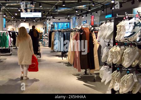 Primark ist ein international tätiger Textil-Discounter mit Hauptsitz in Dublin in der Republik Irland. In Primark-Filialen, die in der Regel mehrere Tausend Quadratmeter Verkaufsfläche bieten, werden Textilien, Schuhe und Accessoires für Damen, Herren und Kinder sowie Artikel für den Wohnbedarf und Kosmetik zu niedrigen Preisen verkauft. Foto: Primark-Filiale *** Primark ist ein internationaler Discount-Bekleidungshändler mit Hauptsitz in Dublin in der Republik Irland Primark Stores, die in der Regel mehrere tausend Quadratmeter Verkaufsfläche anbieten und Textilien, Schuhe und Accessoires für verkaufen Stockfoto