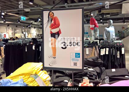 Primark ist ein international tätiger Textil-Discounter mit Hauptsitz in Dublin in der Republik Irland. In Primark-Filialen, die in der Regel mehrere Tausend Quadratmeter Verkaufsfläche bieten, werden Textilien, Schuhe und Accessoires für Damen, Herren und Kinder sowie Artikel für den Wohnbedarf und Kosmetik zu niedrigen Preisen verkauft. Foto: Primark-Filiale *** Primark ist ein internationaler Discount-Bekleidungshändler mit Hauptsitz in Dublin in der Republik Irland Primark Stores, die in der Regel mehrere tausend Quadratmeter Verkaufsfläche anbieten und Textilien, Schuhe und Accessoires für verkaufen Stockfoto