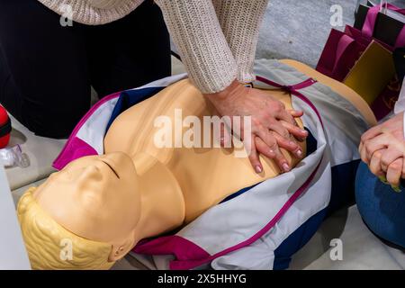 Demonstration einer notärztlichen Schaufensterpuppe zur menschlichen Reanimation Stockfoto