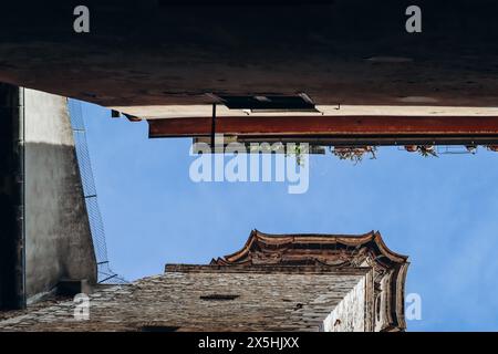 Blick vom Boden auf die Dächer in der Altstadt von Nizza Stockfoto