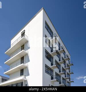 Dessau, Deutschland - 9. Mai. 2024: Blick auf das Bauhaus, das ehemalige Wohnhaus der Designschule, die die Moderne begründete, in Dessau Stockfoto