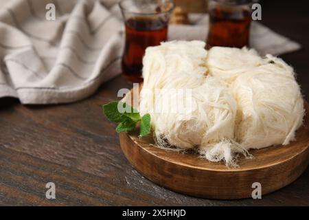 Östliche Süßigkeiten. Leckerer iranischer Paschmak auf Holztisch, Nahaufnahme. Leerzeichen für Text Stockfoto