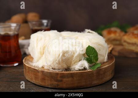 Östliche Süßigkeiten. Leckerer iranischer Paschmak auf Holztisch, Nahaufnahme Stockfoto