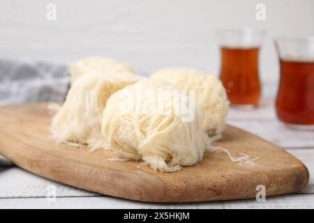 Östliche Süßigkeiten. Leckerer iranischer Paschmak auf weißem Holztisch, Nahaufnahme Stockfoto