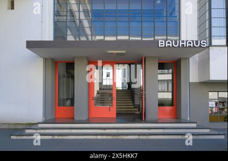 Dessau, Deutschland - 9. Mai. 2024: Blick auf das Bauhaus, das ehemalige Wohnhaus der Designschule, die die Moderne begründete, in Dessau Stockfoto