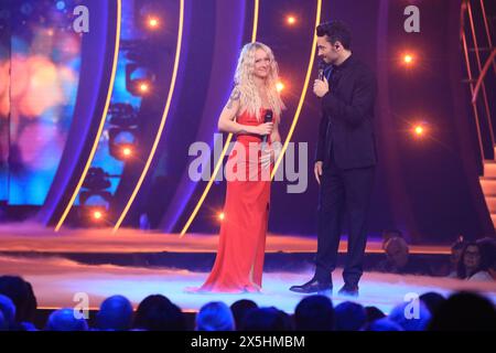 Christin stark und Giovanni Zarrella in der ZDF-Musikshow 'die Giovanni Zarrella Show' in der Baden Arena. Offenburg, 04.05.2024 Stockfoto