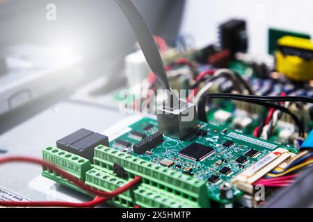 Über die elektronische Platine, die das Kommunikationsmodul über die RJ45-Kopplung angeschlossen hat Stockfoto