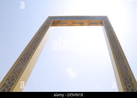 Dubai, VAE - 4. september 2023: Dubai Frame. Goldene Bauform als Bilderrahmen. Zabeel Park. Stockfoto