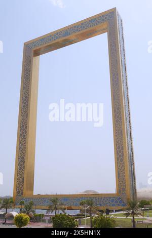 Dubai, VAE - 4. september 2023: Dubai Frame. Goldene Bauform als Bilderrahmen. Zabeel Park. Stockfoto