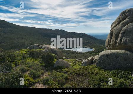 Frühlingsberglandschaft an einem sonnigen Tag in spanien in der Nähe von madrid Stockfoto