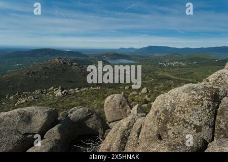 Frühlingsberglandschaft an einem sonnigen Tag in spanien in der Nähe von madrid Stockfoto