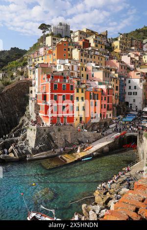 Cinque Terre, Italien. Mai 2024. Die Cinque Terre sind ein Küstengebiet in Ligurien im Nordwesten Italiens. Monterosso al Mare, Vernazza, Corniglia, Manarola und Riomaggiore. Die Küste, die fünf Dörfer und die umliegenden Hügel sind alle Teil des Cinque Terre National Park, der auf 09 abgebildet ist. Mai 2024. Foto: Emica Elvedji/PIXSELL Credit: Pixsell/Alamy Live News Stockfoto