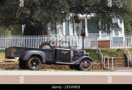 Troup, TX - 31. August 2023: Historisches Haus, das als Bed and Breakfast genutzt wird, mit einem alten Truck davor. Das Hotel befindet sich in der Innenstadt von Troup, TX Stockfoto