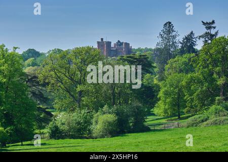 Der Blick auf Powis Castle (National Trust) vom Welshpool Cemetary, Welshpool, Powys, Wales Stockfoto