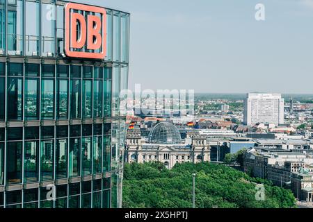 Blick auf das Gebäude des Deutschen Bundestages und das Gebäude der Deutschen Bahn in Berlin, dargestellt am 2. Mai 2024. (CTK Foto/Jiri Vatka) Stockfoto