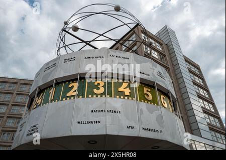 Die Urania-Weltuhr ist eine große Weltuhr im Turmstil am Alexanderplatz in Berlin Stockfoto