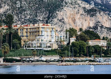 Blick vom Meer nach Beaulieu sur Mer im Süden Frankreichs Stockfoto