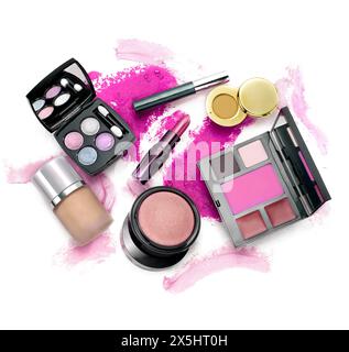 Draufsicht der luxuriösen Schminkset-Kollektion vor abstraktem gemalten Hintergrund. Make-up Puder, Lippenstift, Lidschatten Stockfoto