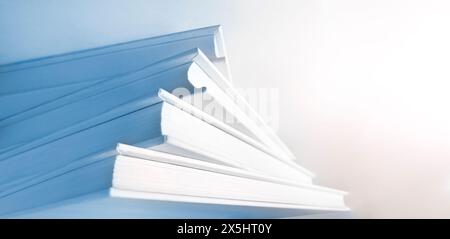 Flacher und weicher Fokus gegenüber der Makroansicht des Stapels von Büchern. Niedrige Ansicht mit Kopierraum. Nützliches Bannerdesign Stockfoto